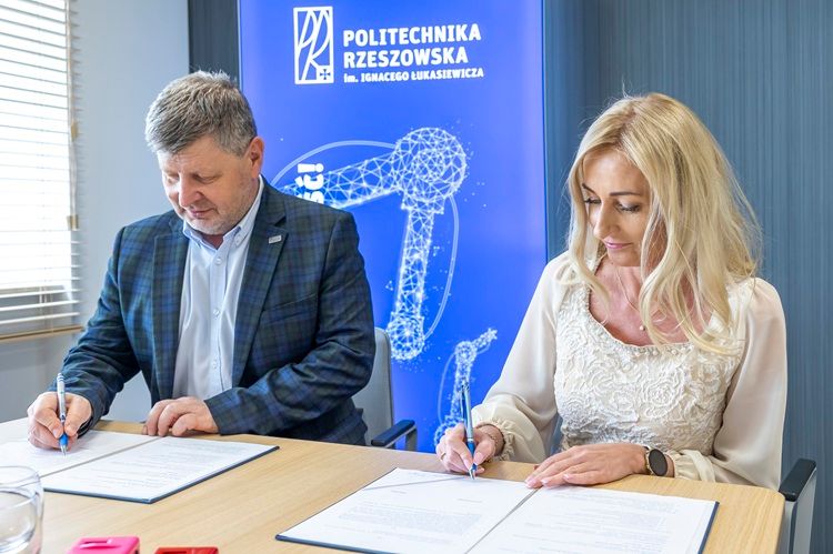 Podpisanie umowy przez Rektora Politechniki Rzeszowskiej i Wiceprezes OnGeo Sp. z o.o.