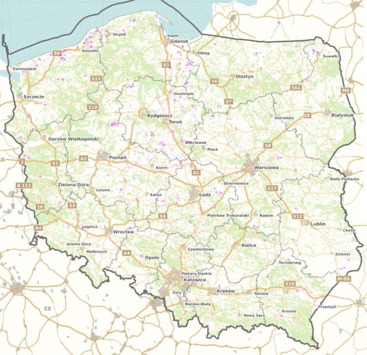 Kolorem fioletowym zaznaczono obszary w promieniu 700 metrów od wiatraka. Największe skupisko wiatraków znajduje się w północnej Polsce, Na Mapie