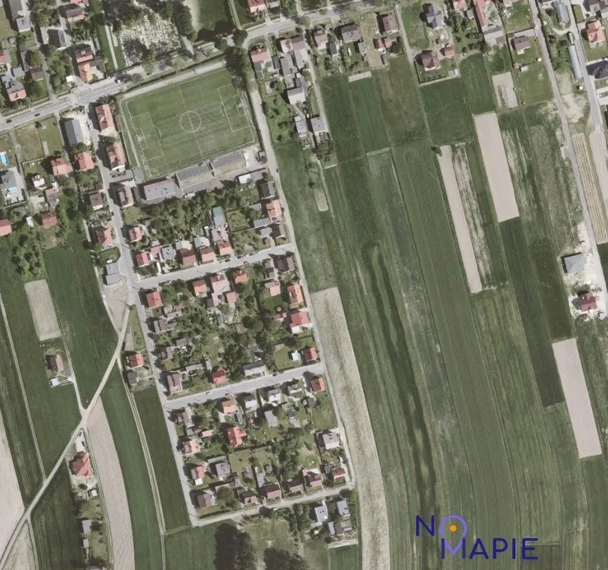 Ul. Rybacka w Ostropie na zdjęciu lotniczym z maja 2012 roku - Geoportal Krajowy Na Mapie.