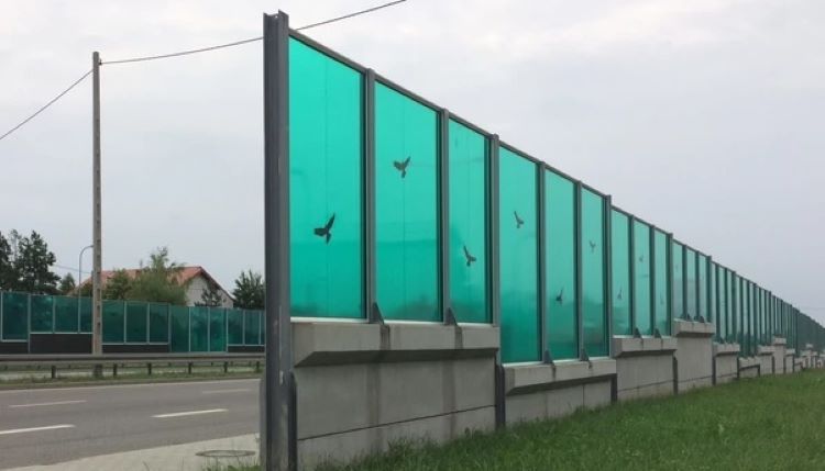Ekran akustyczny przy drodze wojewódzkiej