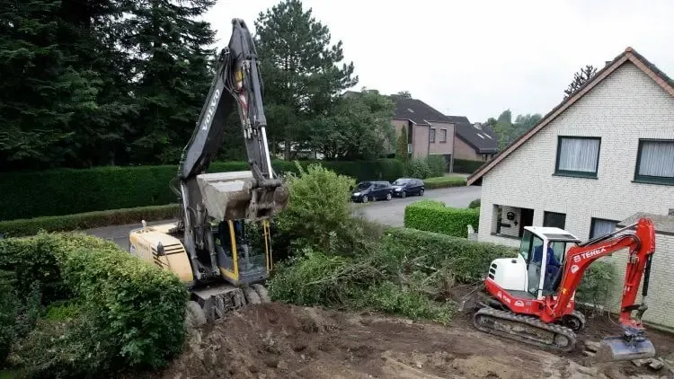 Usuwanie zbędnych krzewów, drzew i wierzchniej warstwy ziemi