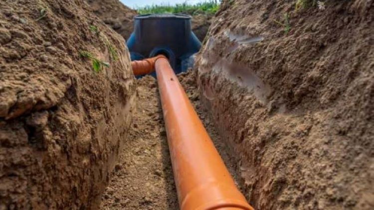 Jeśliodległość od działki do sieci kanalizacyjnej jest zbyt duża, lub jeśli w pobliżu nie ma sieci kanalizacyjnej, musisz wyposażyć działkę wbezodpływowy zbiornik nieczystości ciekłychlub wprzydomową oczyszczalnie ścieków