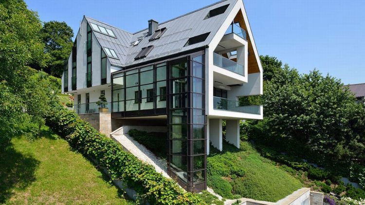 Nowoczesny dom na skarpie
