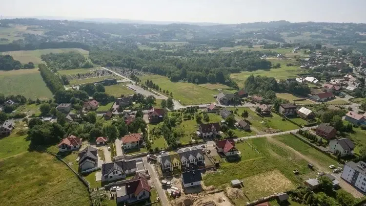 Prezentacja oferty sprzedaży domu na zdjęciu z drona - 1