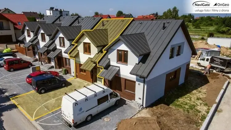 Prezentacja oferty sprzedaży domu na zdjęciu z drona - 2