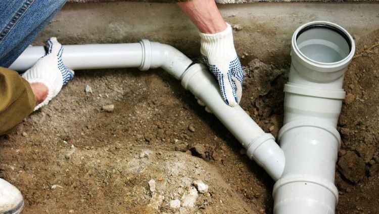 Jeśli w pobliżu działki, na której budujesz dom, jest sieć kanalizacyjna, musisz się do niej przyłączyć. Z obowiązku zwolnieni są właściciele domów, którzy mają już oczyszczalnie ścieków