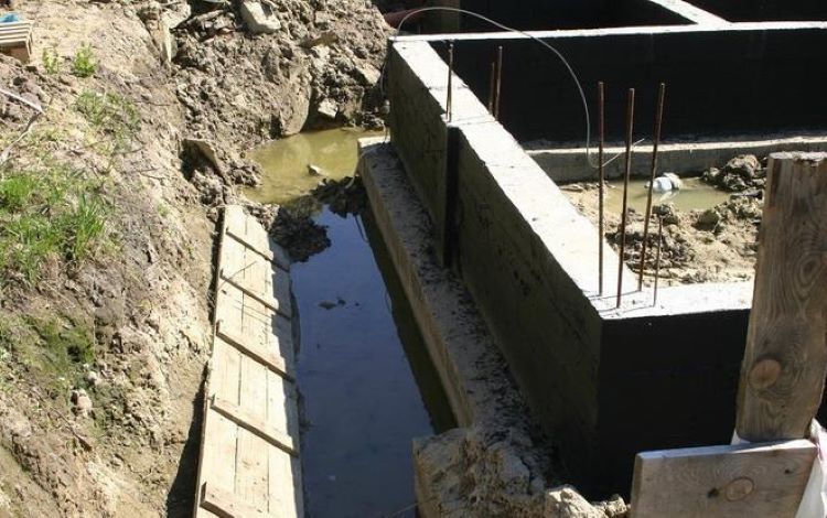 Problemem może być również nadmierna wilgotność w budynku i wysoki poziom wód gruntowych /Murator/