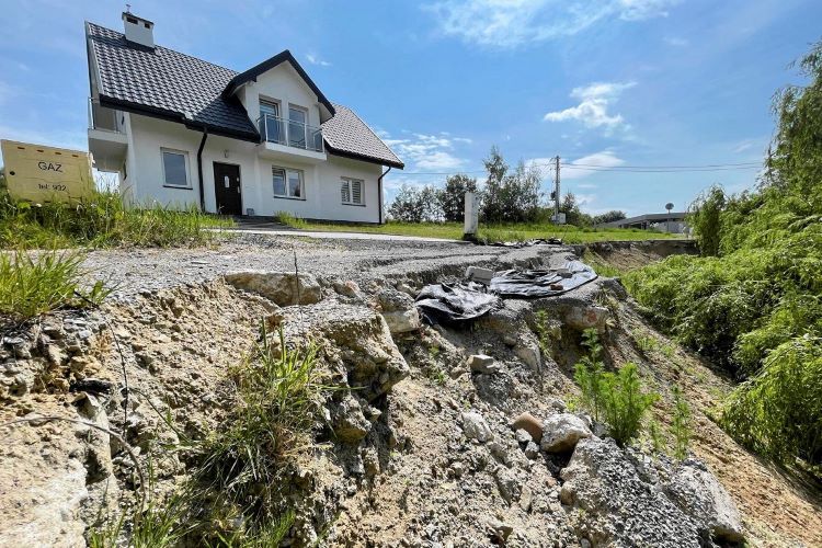 Wykonując badania geotechniczne gruntu dowiesz się, czy nie grożą Ci zapadliska, osuwiska i inne zagrożenia, fot. Patryk Ogorzałek / Agencja Wyborcza.pl